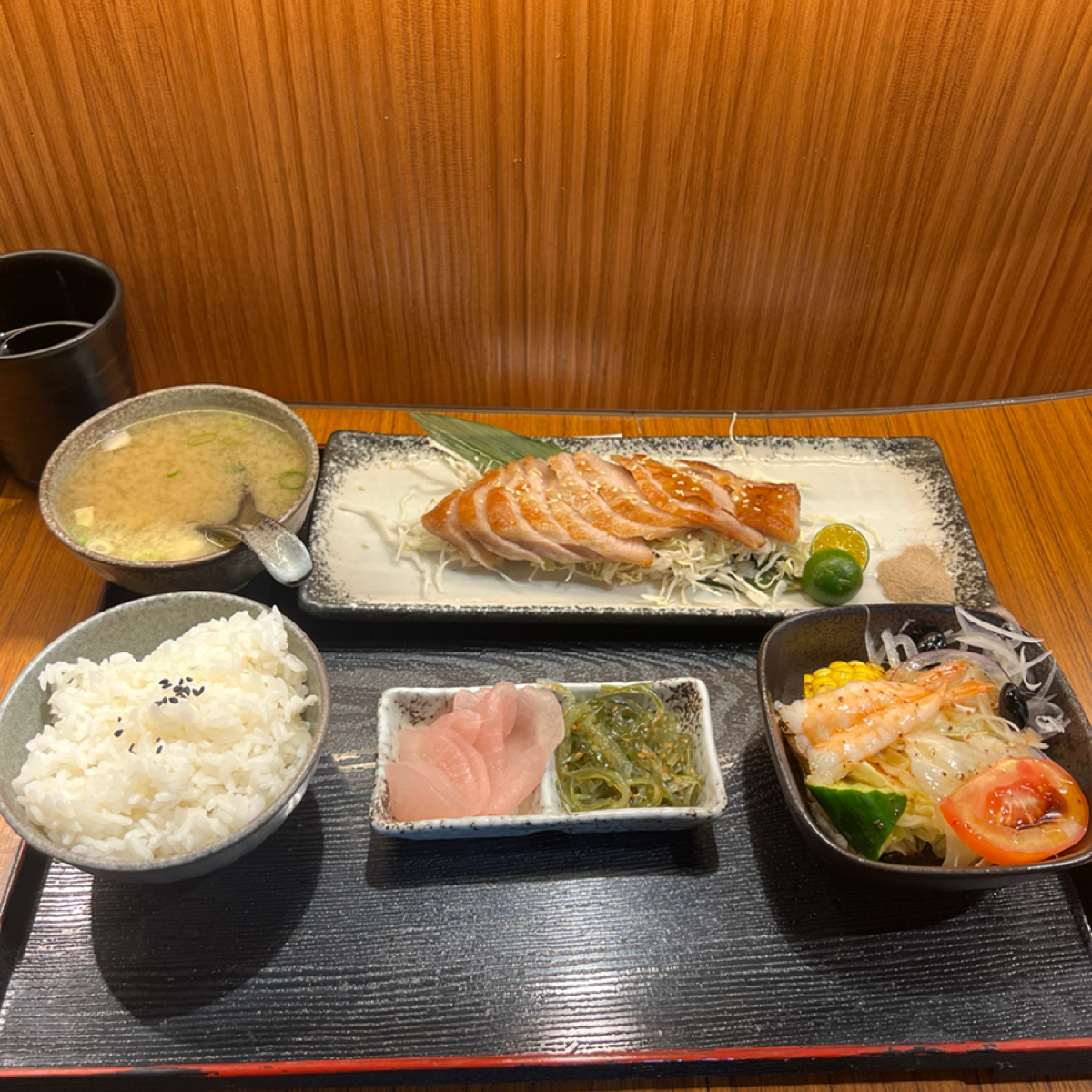Meal image of 鶴亭屋: 鹽烤松阪豬250 加 100元 即可升級套餐；
套餐享有沙拉、鮮蝦or蟹肉手卷、小菜、飯、味噌湯 shot by 七咪