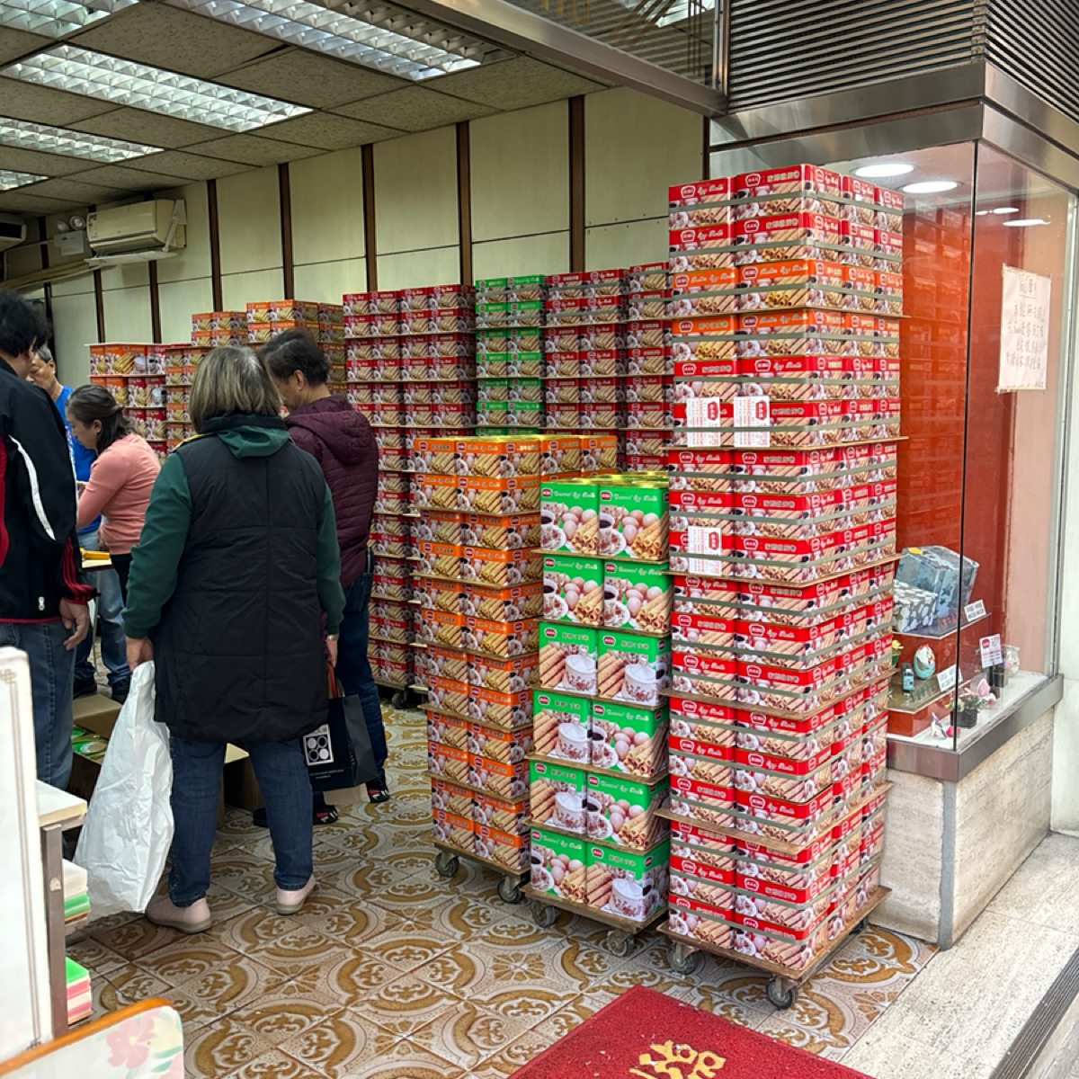 德成號🧈雞蛋卷🧇DuckShingHo🫔中式糕餅店🥠80年雜貨店 のメニューの写真：逢星期天休息的，記得啊！ by2QT2BSTR8 