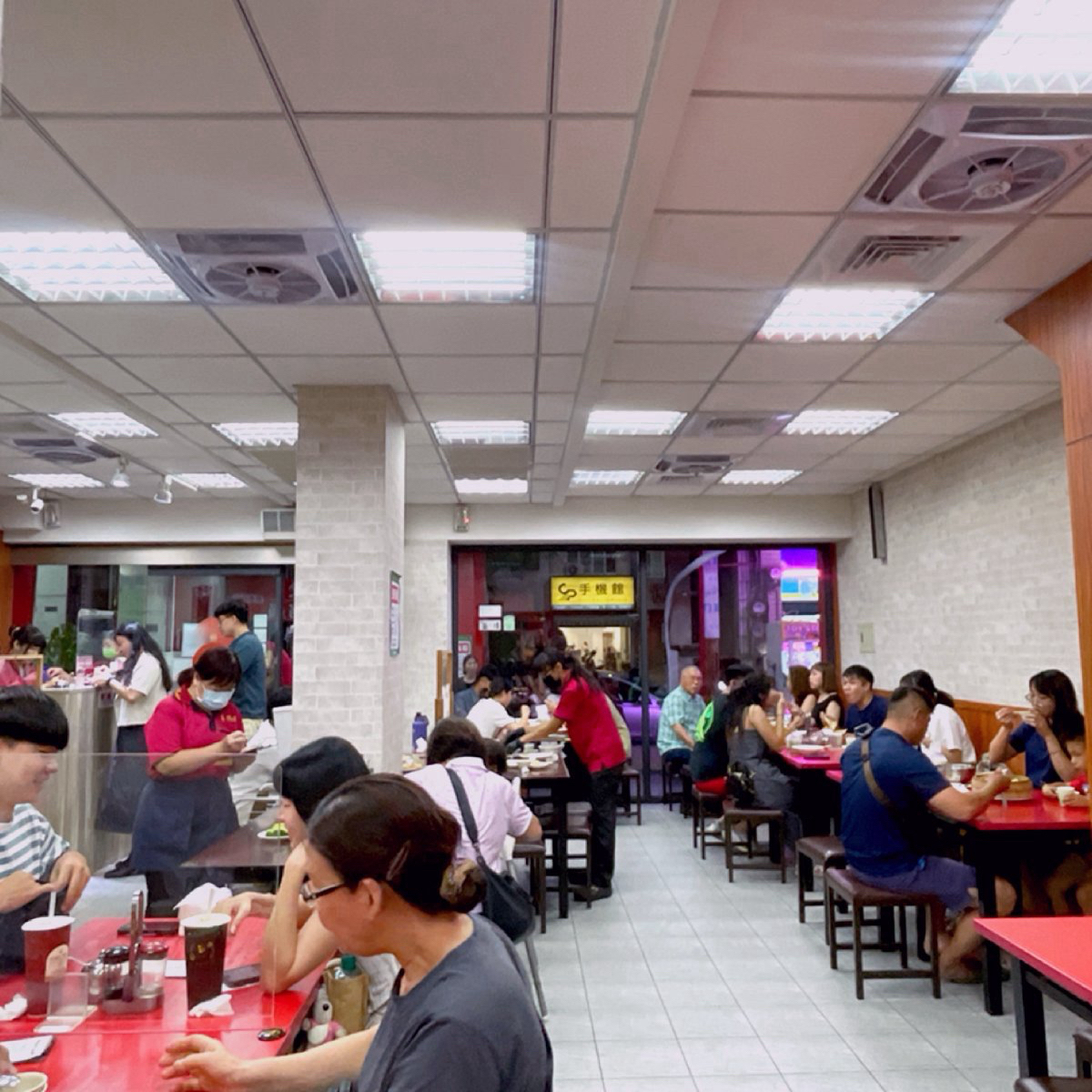Vibe image of 厚得福湯包麵食專賣店: 一樓店內環境（我們這桌看過去的視角），網路上有人說衛生堪憂，但到了現場個人是覺得還算可以接受。 shot by Shiny