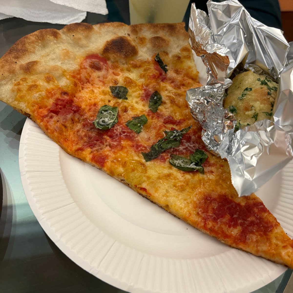PIZZA SLICE CATSTREET 的菜單圖片：As friends and I step through the doors of Pizza S 由2QT2BSTR8 拍攝