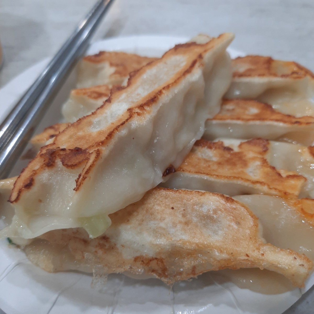 Meal image of 八方雲集 台北聯合店: 招牌鍋貼 5顆 ＄35
煎得恰到好處，內餡還保有些許汁水不會太乾，高麗菜的脆可以把口感再提升一個層次 shot by emo小孩