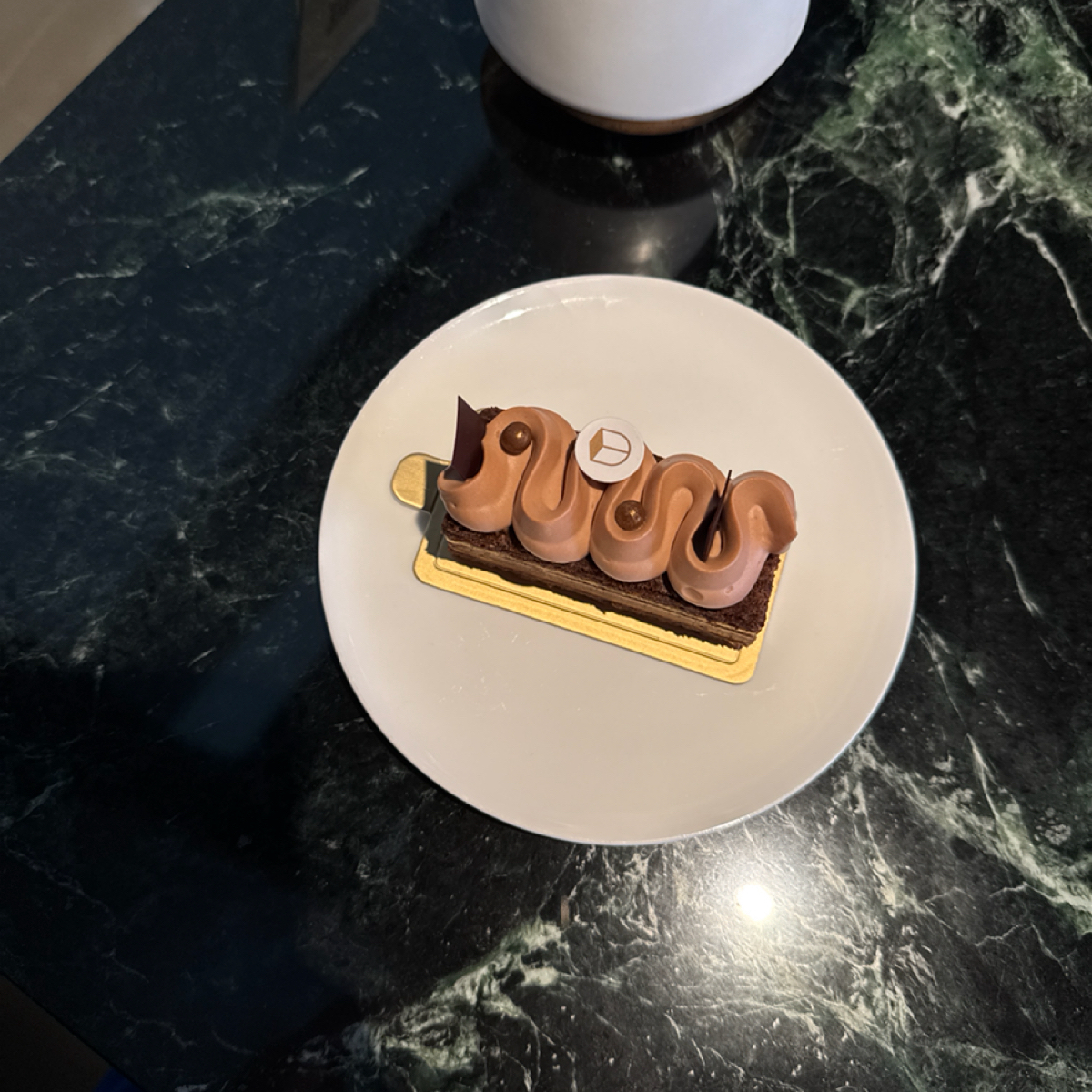 畬室法式巧克力甜點創作 YU CHOCOLATIER 的餐點圖片：百香。超多層次的百香果風味甜點，從上層的慕斯擠花到下面濕潤的蛋糕體以及餅乾層，多重口感以及複雜的味道 由Jacker 拍攝