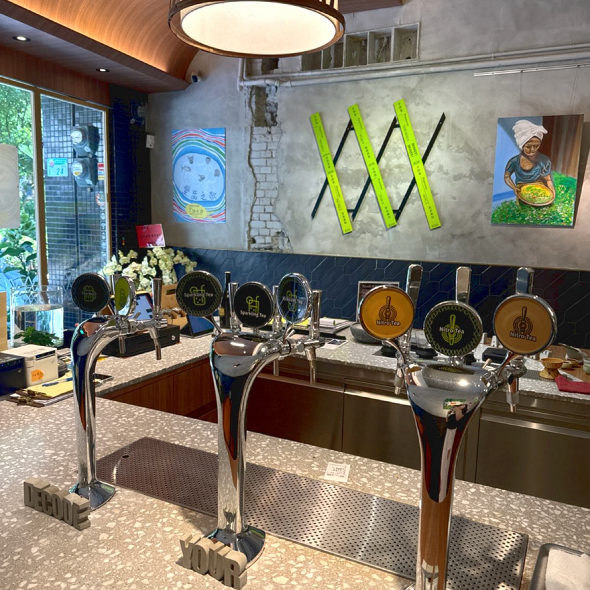 Vibe image of Wangtea Lab: 氣泡茶會從很像啤酒的機器倒出 shot by Ana