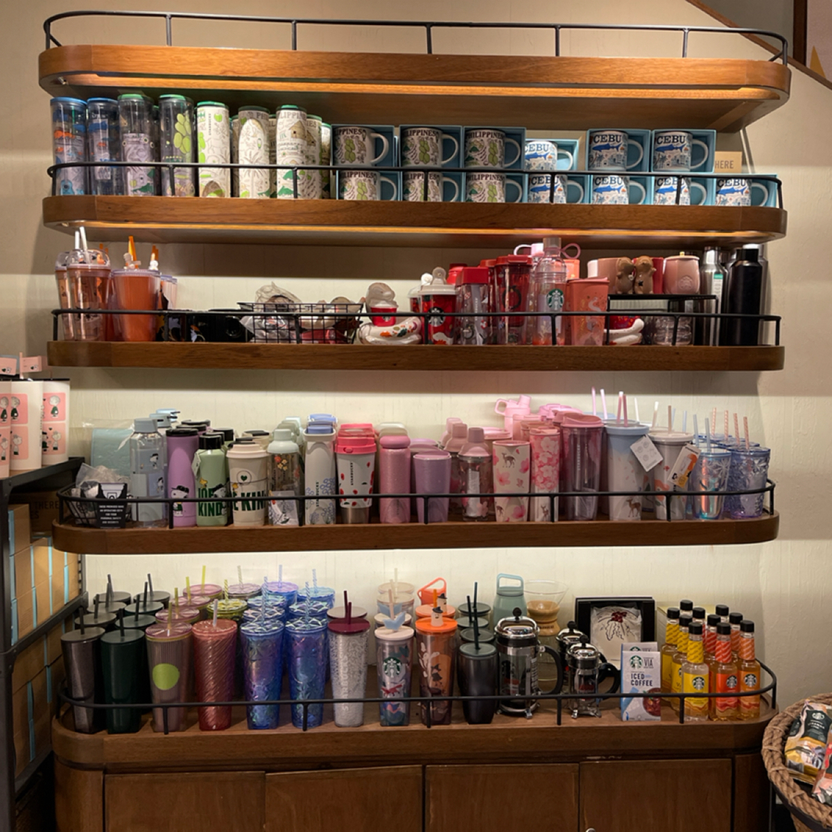 Vibe image of Starbucks  Starbucks Shell Pusok Cebu:  shot by 雜學生-吃點什麼