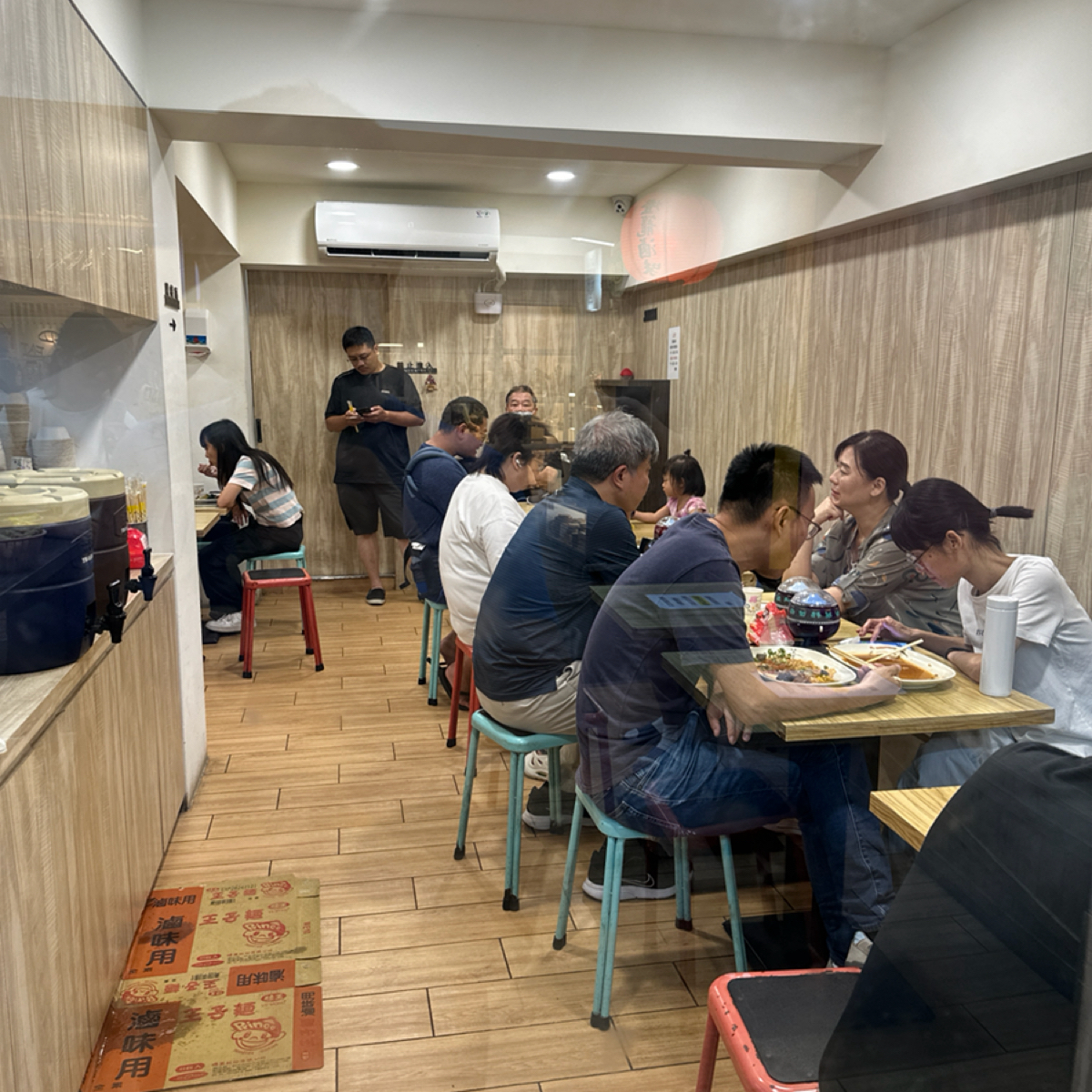 Vibe image of 燈籠滷味 創始店: 店內擺設 shot by 銘