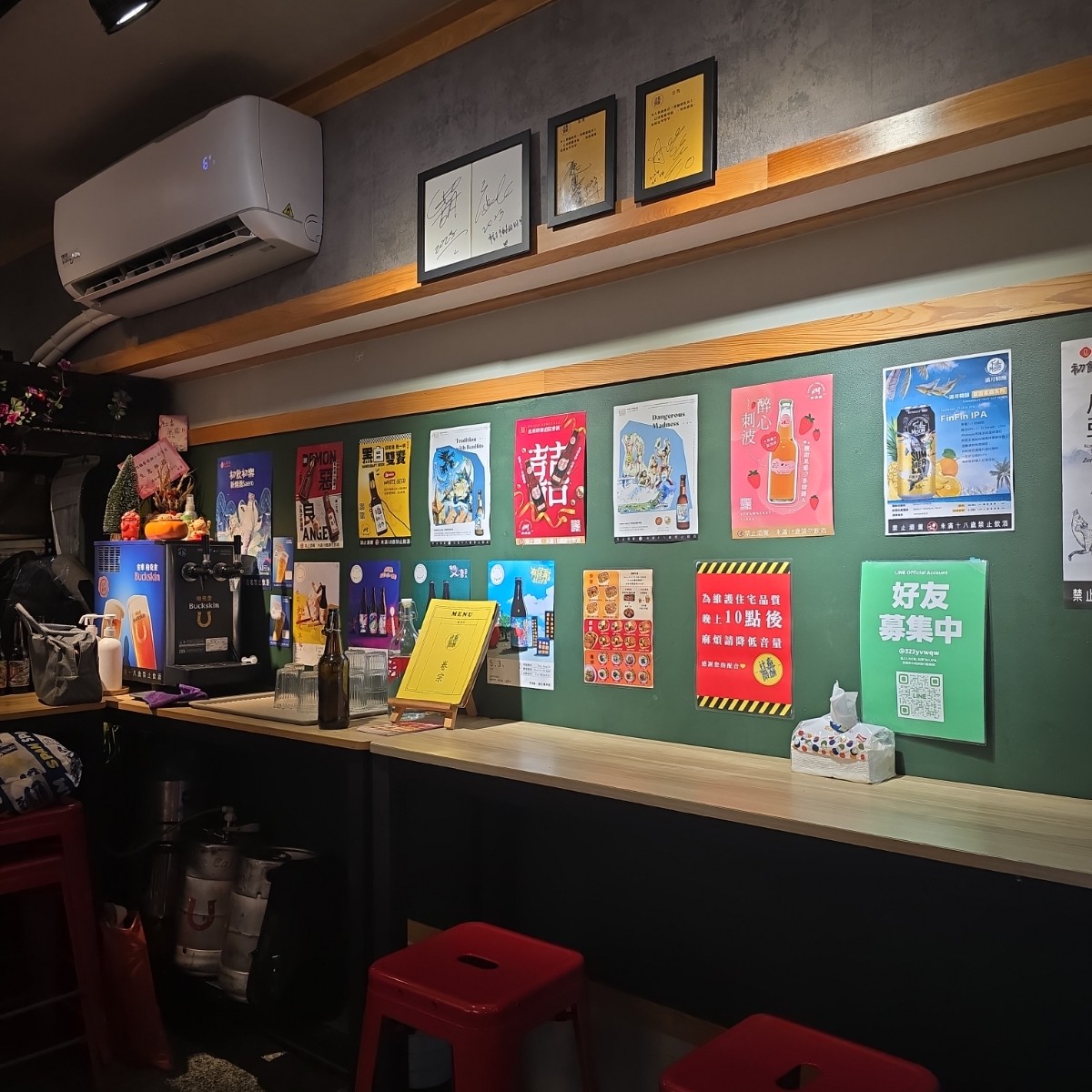 社畜微醺餐酒館 小巨蛋店 の雰囲気の写真：店內一隅 by永遠的新手 