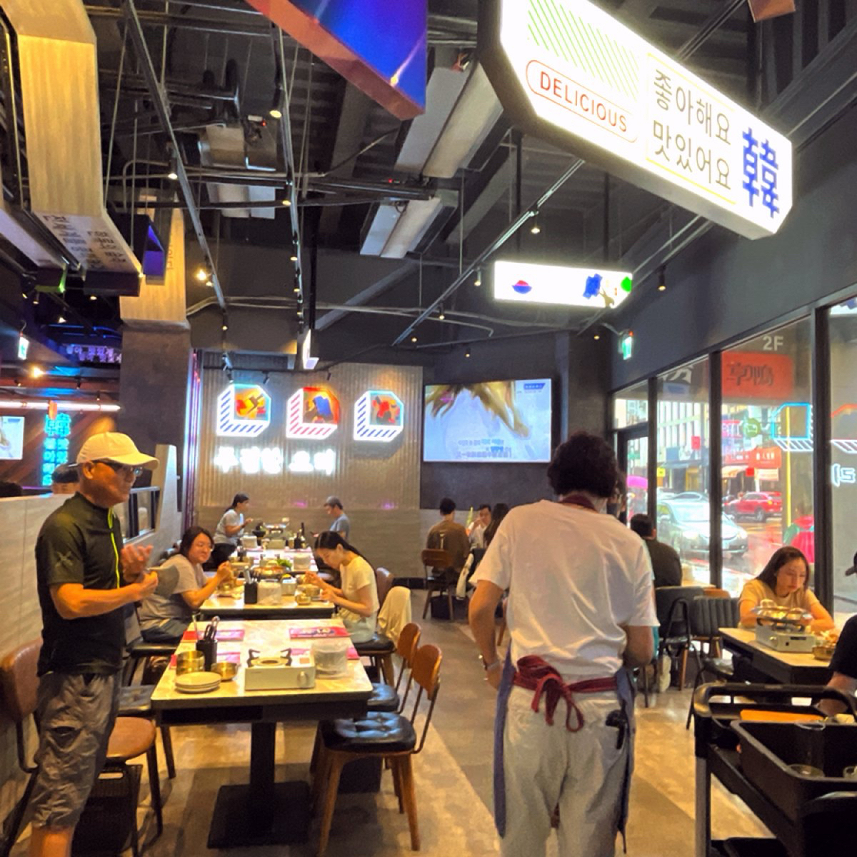 Vibe image of 初瓦 高雄裕誠店: 店內氣氛很熱絡🔥 shot by Shiny