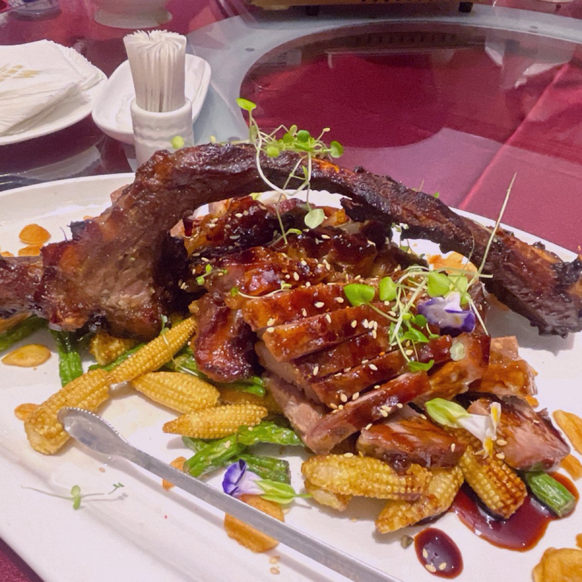 老新台菜 十全店 的餐點圖片：第十道➰蜜汁肋排
一大隻肋排貼心去骨擺盤
原本已經9分飽的我與友人
並沒有抱有太大期待
沒想到這一道 由Shiny 拍攝