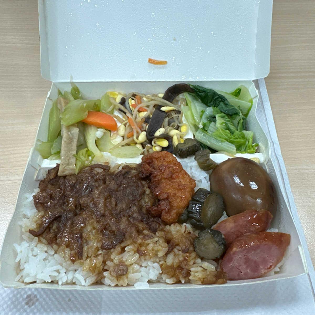 Meal image of 鬍鬚張魯肉飯 內湖瑞光店: 鬍鬚張外帶-滷肉飯便當+安心鴨蛋 shot by W