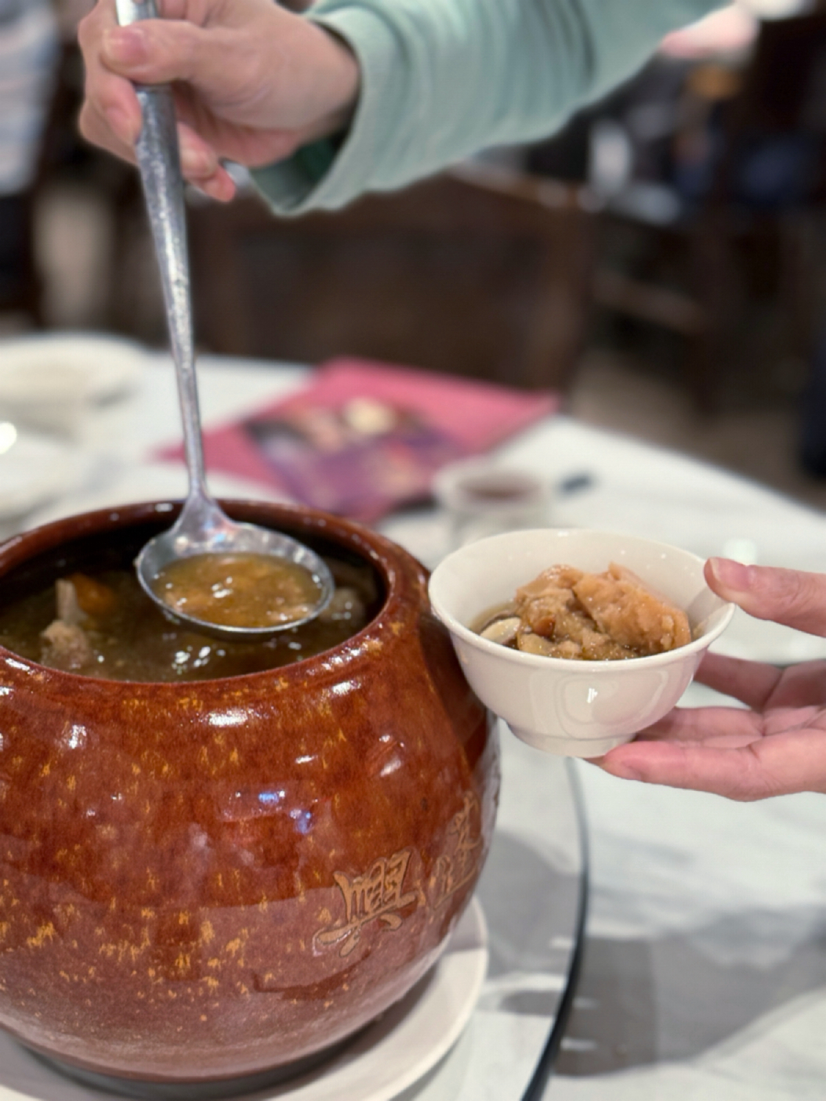 Meal image of 興蓬萊台菜餐廳 大葉高島屋店: 【招牌佛跳牆】$1580
直接就是一盅上桌，器皿上還雷雕著興蓬萊三個字，很美。佛跳牆湯頭濃郁好喝，各 shot by 阿波卡