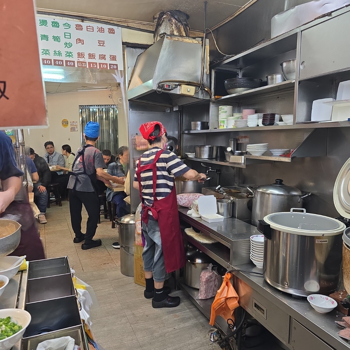 Vibe image of 施家麻油腰花: 店內一隅 shot by 永遠的新手