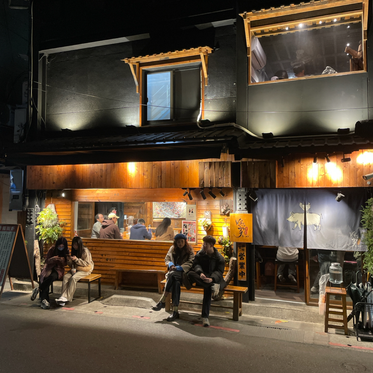 隱家拉麵 赤峰店 の雰囲気の写真：門口等候區 by小藍的美食心得報告 