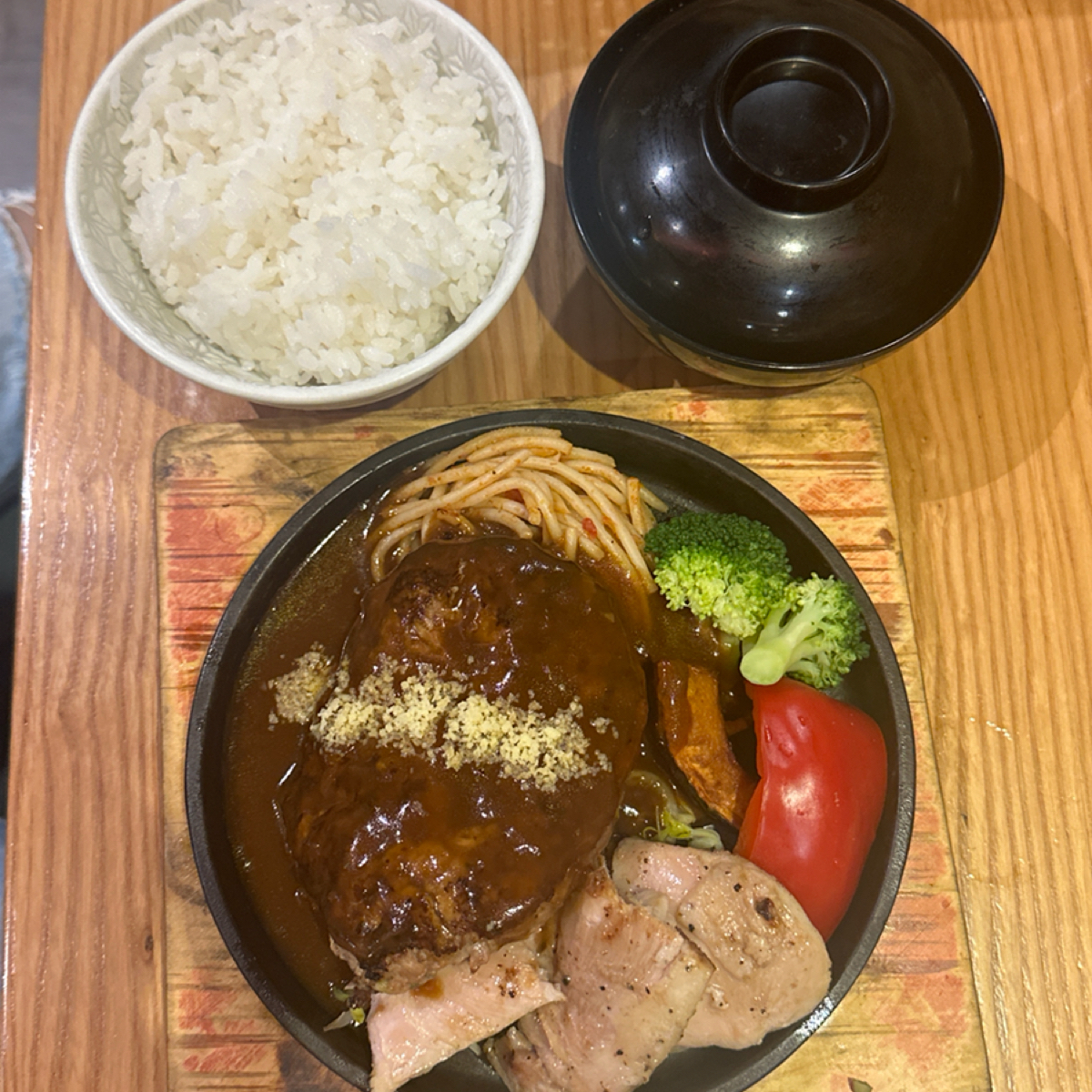 山本漢堡排 のレストランの写真：▪️ 經典雙拼漢堡排（雞腿排+漢堡排）$370

漢堡排肉質鮮嫩多汁，但就是醬料味道跟漢堡排完全不搭 by草莓肉鬆蛋吐司 