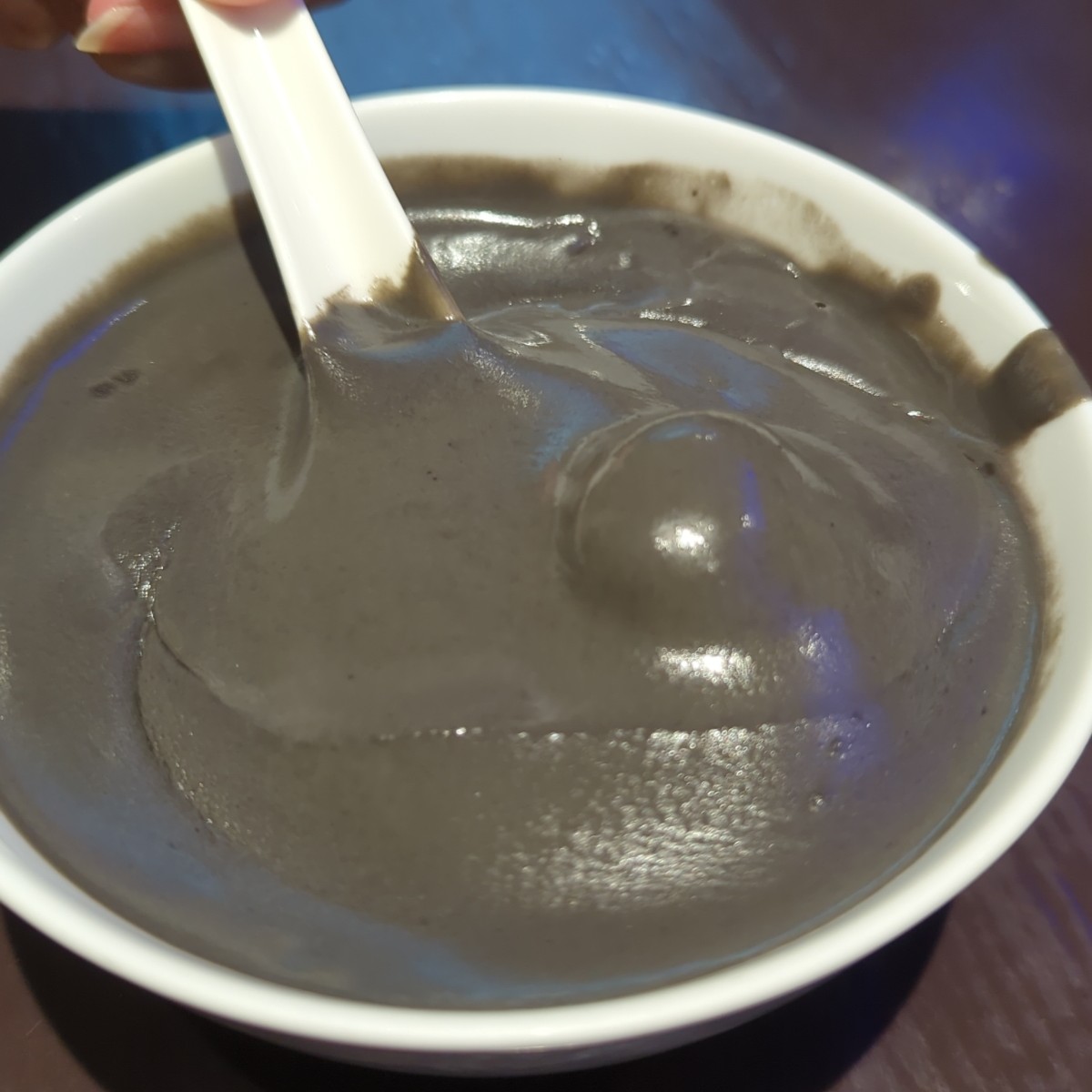 Meal image of 佳佳甜品: 🍲芝麻糊(熱) $28 加湯圓(三顆) $8
不知道為什麼第一個印象是這湯圓是不是縮水了？印象中在 shot by 美食玩很大