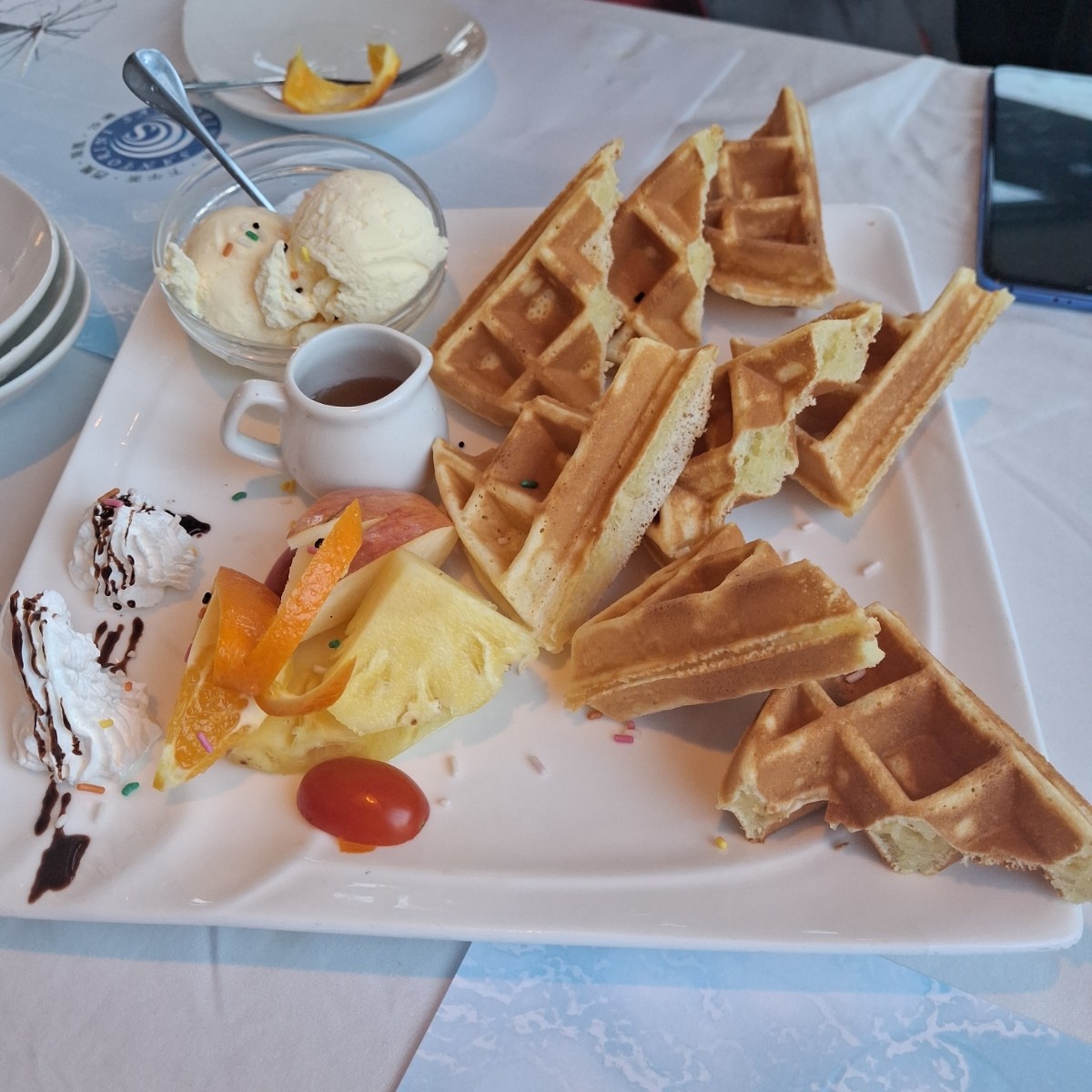 聖托里尼海景餐廳 的餐點圖片：他們家的鬆餅滿好吃的，蜂蜜、冰淇淋是基本，除此之外還有著奶油以及水果，搭配方式很多。 由美食肥之豬 拍攝