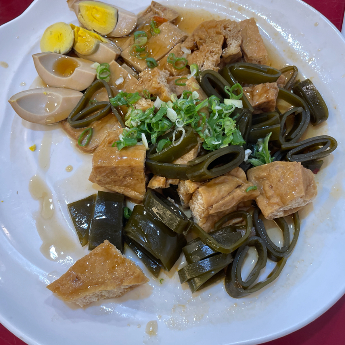 老宋記真善美牛肉麵 的餐點圖片：滷蛋、花干、海帶、豆皮 由乃子過日子 拍攝