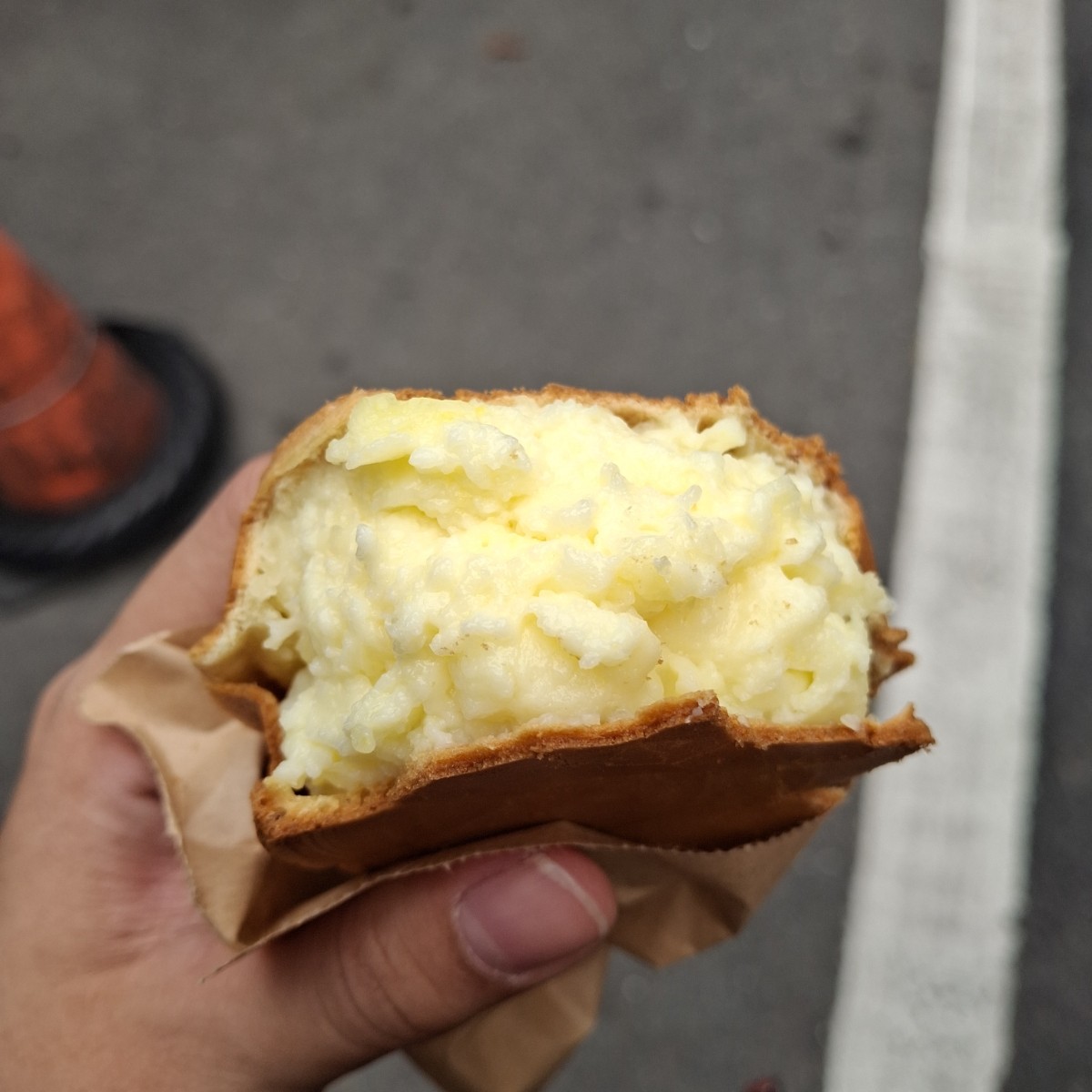 Meal image of 小時候紅豆餅 中山店: 奶油很厚很多，也很稠，不太會流下來，甜味不會太突兀，跟餅皮一起吃的話反而會顯得沒那麼甜。（不過個人感 shot by 美食肥之豬