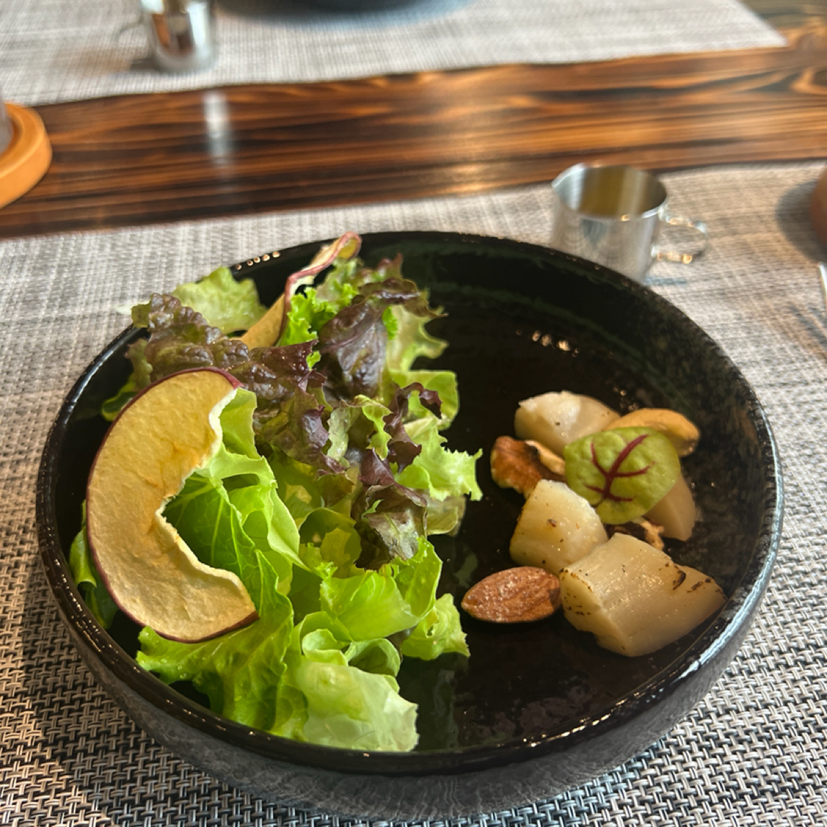 廢墟餐廳 Restaurant feishu のレストランの写真：炙燒干貝•綜合生菜•蘋果油醋 by七咪 