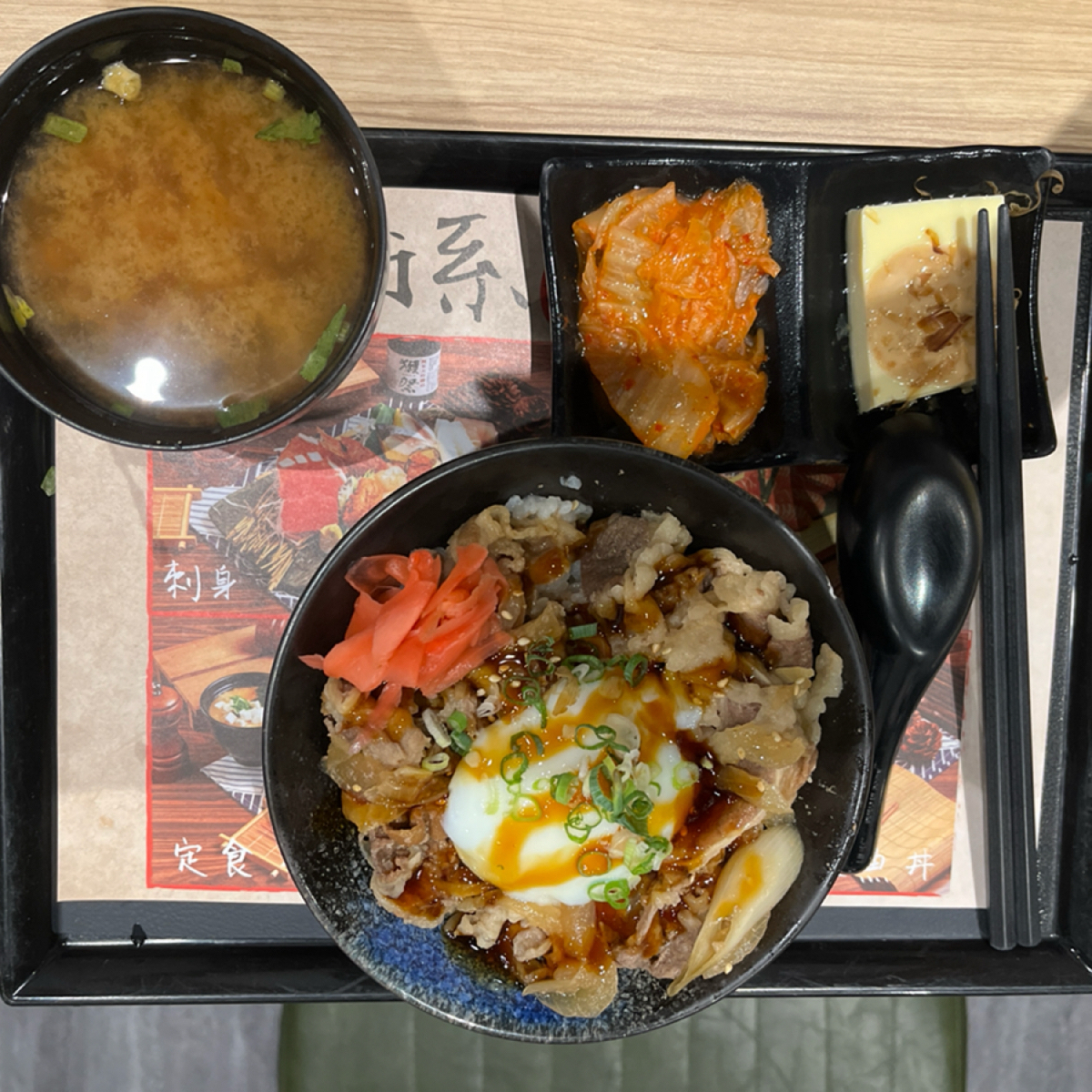 美術系壽司 台北民權店 のレストランの写真：壽喜燒牛肉定食附溫泉蛋$159 by珍珠奶綠 