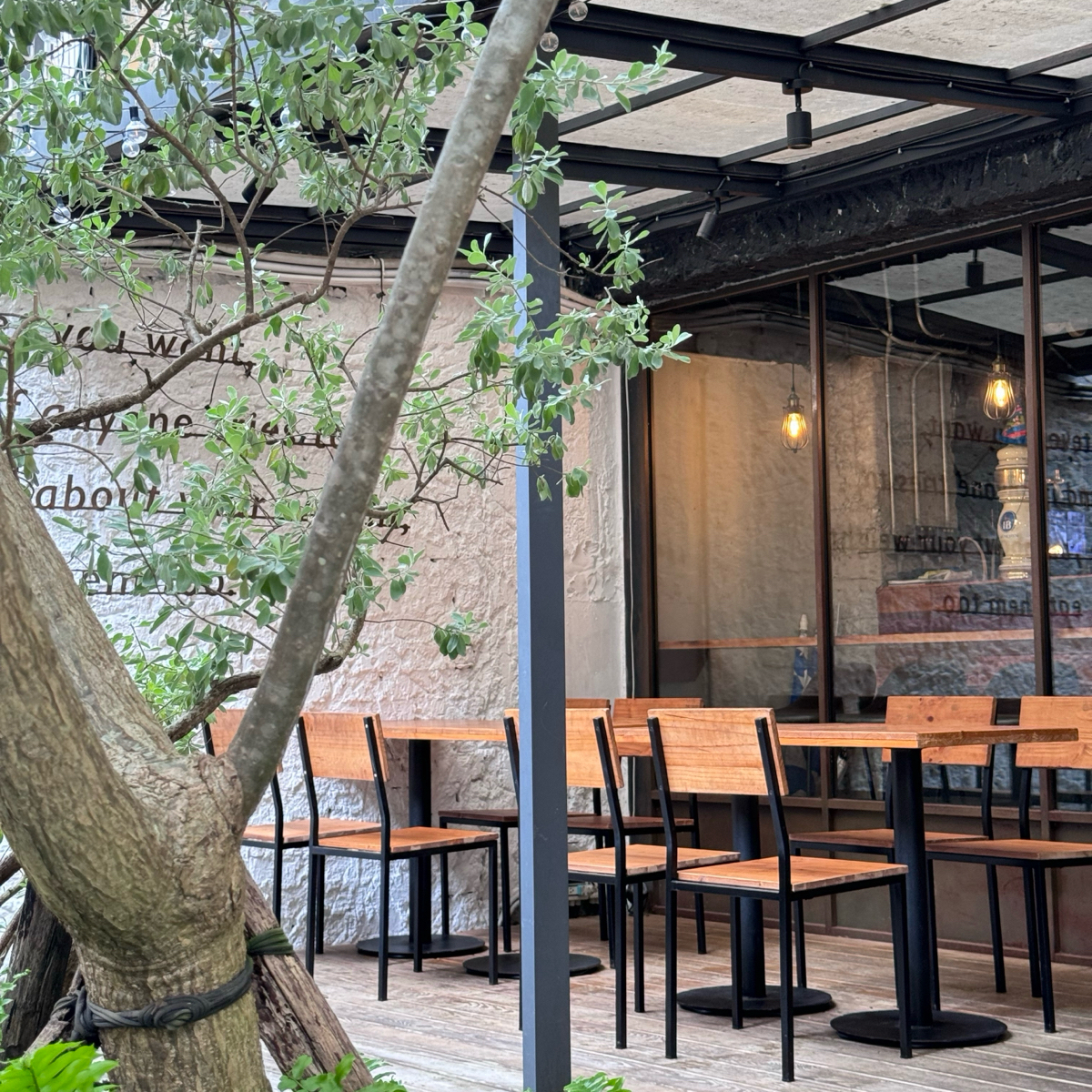 Vibe image of 舒曼六號餐館 小巨蛋南京店: 戶外座位 shot by Ina