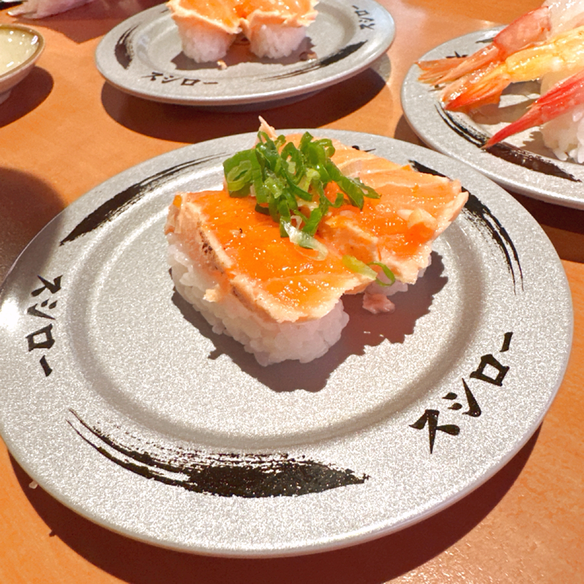 Meal image of スシロー壽司郎 台北民權建國店: 炙烤和風半生鮭魚

個人覺得這盤普通。鮭魚有部分半生不熟，口感沒有很好 shot by 阿波卡
