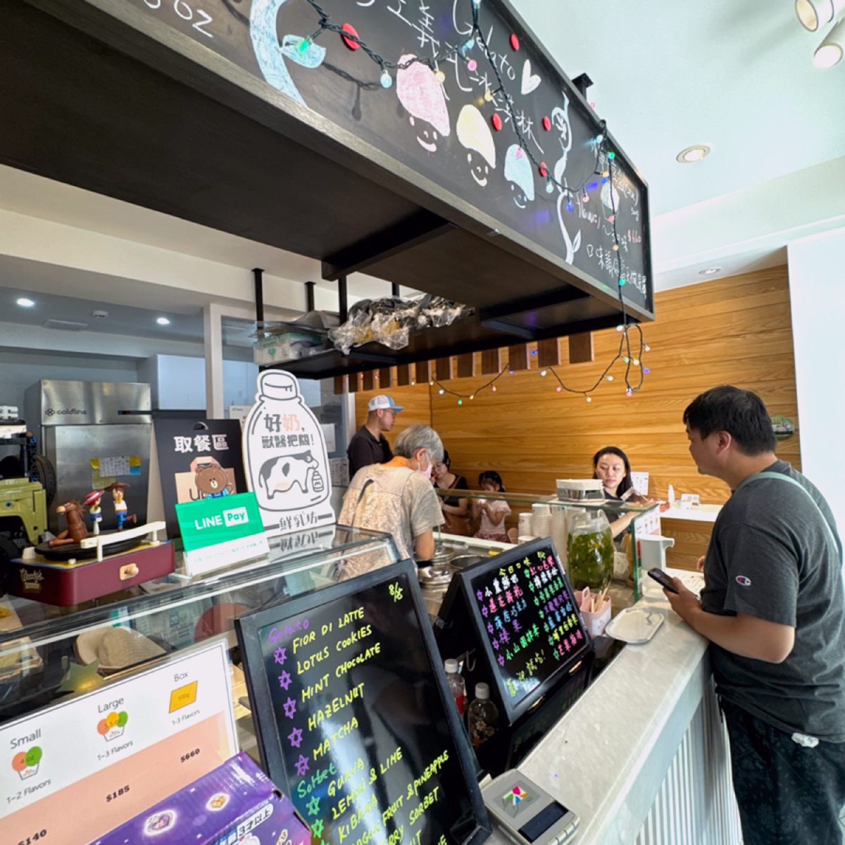 Vibe image of Puro Gelato: 店內空間不大 只有少數內用座位 shot by Ana