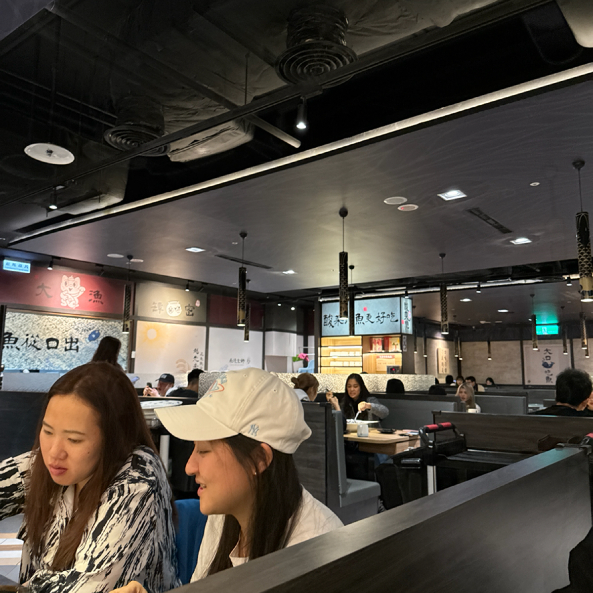 刁民酸菜魚 信義店 の雰囲気の写真：座位在樓下 by恬恬子 