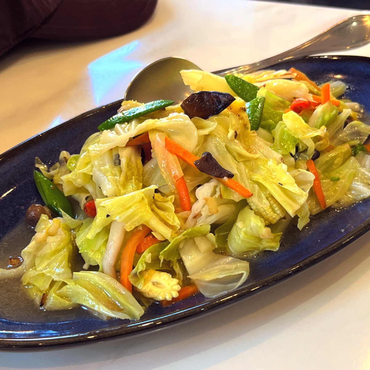 伍柒-海鮮手作料理 のレストランの写真：又是一個很大一盤的炒高麗菜，炒得很好吃，推推 $150 by阿官 