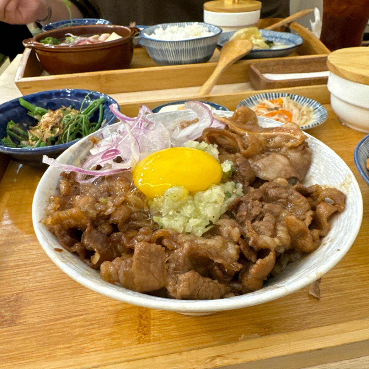 Meal image of 芝生食堂 忠孝新生店: 月見牛五花丼的燒肉定食 shot by Jacker