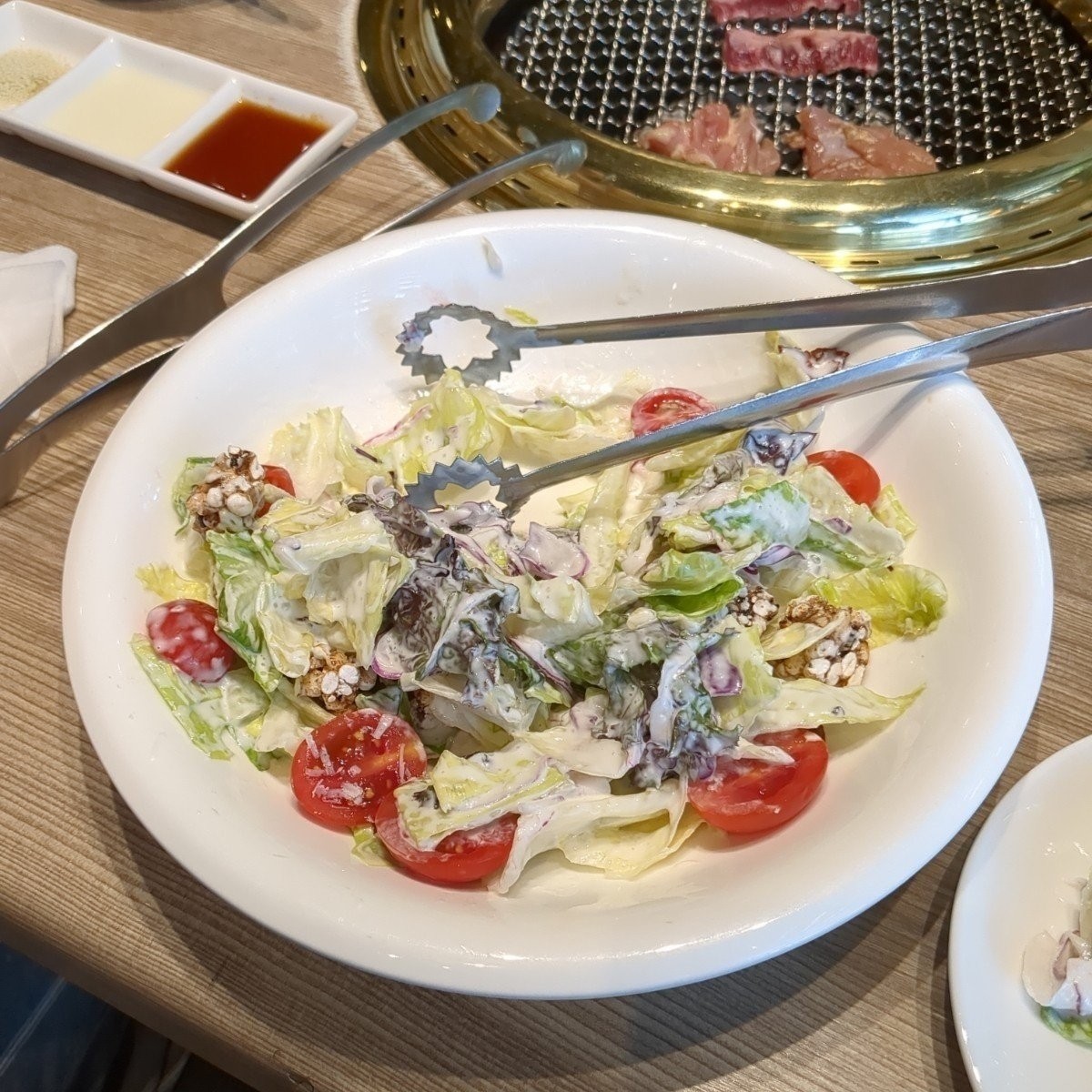 Meal image of 屋馬燒肉文心店: 醬太多，不好吃的凱薩沙拉 shot by pyc