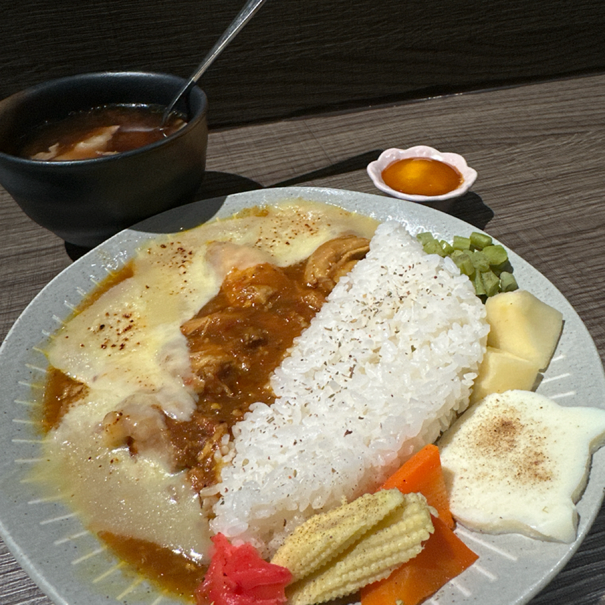 Meal image of love World 樂窩 香料咖哩: 辣雞咖喱 $160 +$25 起司

咖喱醬本身有帶點香料的辣味，我有另外加量起司，吃起來還行，但一 shot by 阿波卡