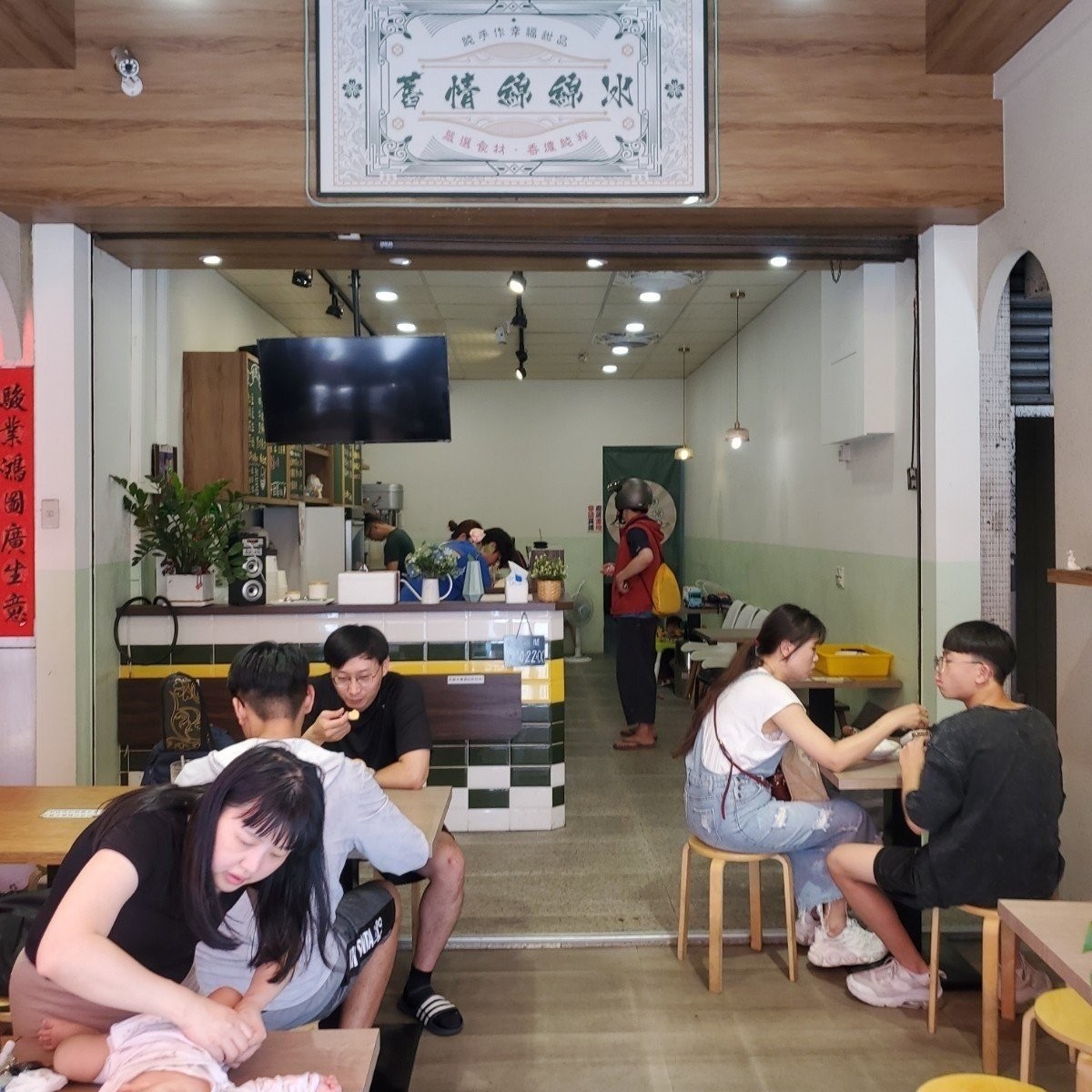 舊情綿綿冰 の雰囲気の写真：店家生意很好，幾乎客滿沒座位
由於天氣熱的關係吧～
他們冰品很好吃也很新鮮，稍嫌不足的
是店內沒有冷 by吃貨胖胖 