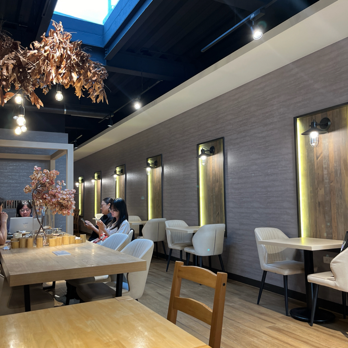 柴米DailyKitchen の雰囲気の写真：店內空間寬敞明亮，是個吃早午餐，稍為工作或是聊天一下很舒服的地方 byJYYY 