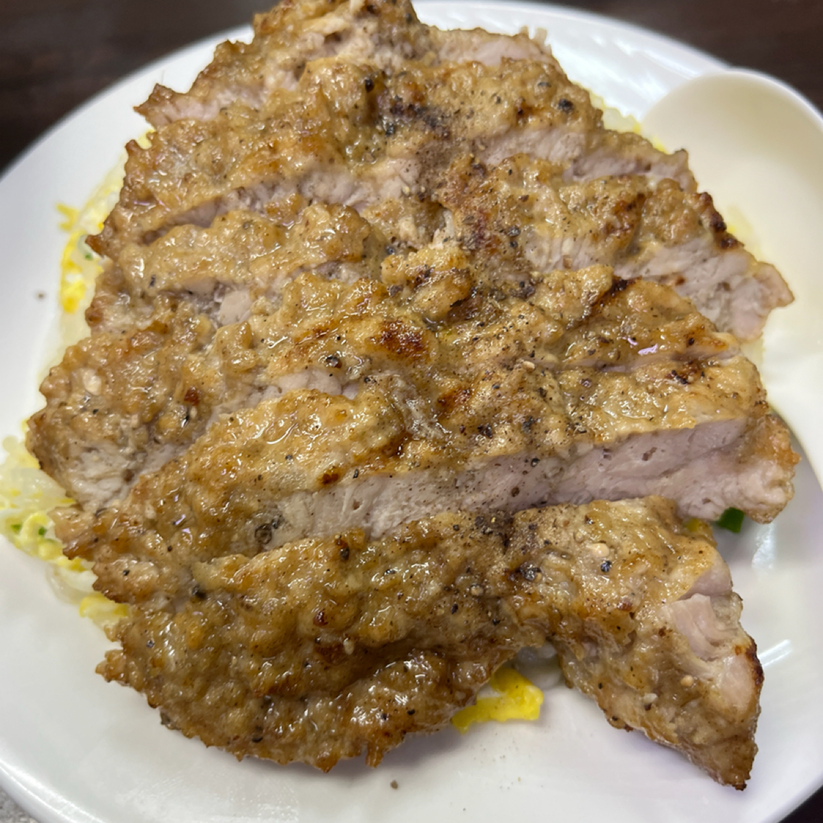 Meal image of 丰清揚小吃店: 排骨炒飯，新臺幣$160元，排骨還行，但炒飯偏淡，也沒炒出香氣，個人偏愛有炒出香氣的炒飯，實際上比預 shot by 打工仔