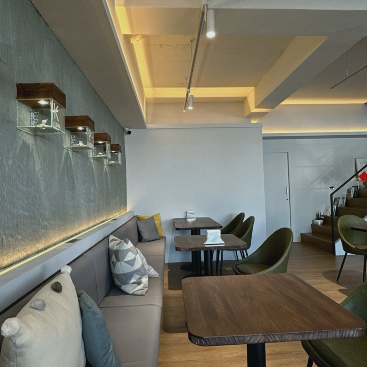 Vibe image of HUYA Coffee: 一樓的內部空間，這些都是有沙發的2人座，可以併成4人座，而且每個沙發位後面都有完整插座，非常加分✨ shot by 阿波卡