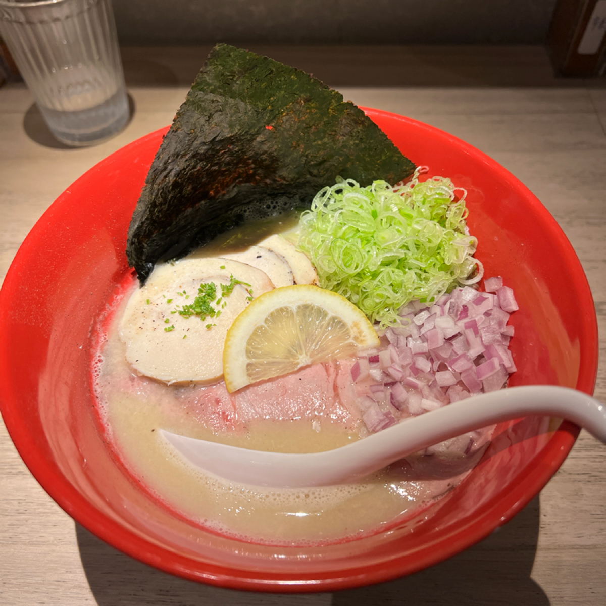 雞吉君拉麵 西門店 のレストランの写真：鹽味雞白湯拉麵 &#x2F; 300 元
蔥絲和洋蔥給的很大方，湯頭非常的濃郁，聽說如果太鹹可以跟店家要清湯來 bySheng 