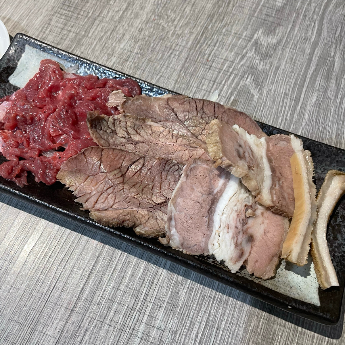 特越 PHỞ 的餐點圖片：傳統石鍋牛肉河粉$180 的生牛肉拼盤 由乃子過日子 拍攝