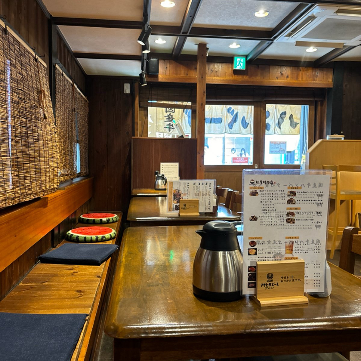 松屋屋精肉店 東京都 千代田區 外神田 的外觀氛圍圖片：坐落在淺草寺隔壁的「ハンバーグ専門店（松屋精肉店）」，無疑是我們身處在東京地震後的首選用餐去處。雖然 由2QT2BSTR8 拍攝