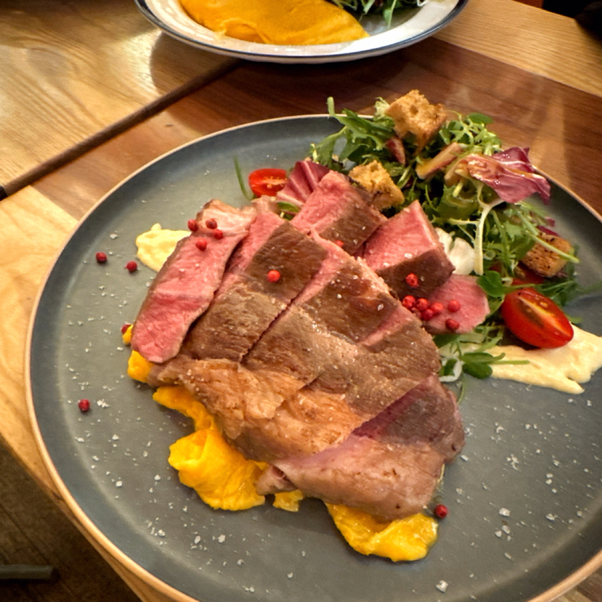 Meal image of 父母 FUMU: 牛排軟嫩，應該有舒肥但溫度偏低 shot by 飲料王
