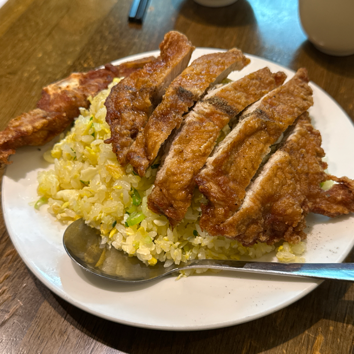 五草車中華麵食館 的餐點圖片：排骨蛋炒飯$210 由Kai 拍攝