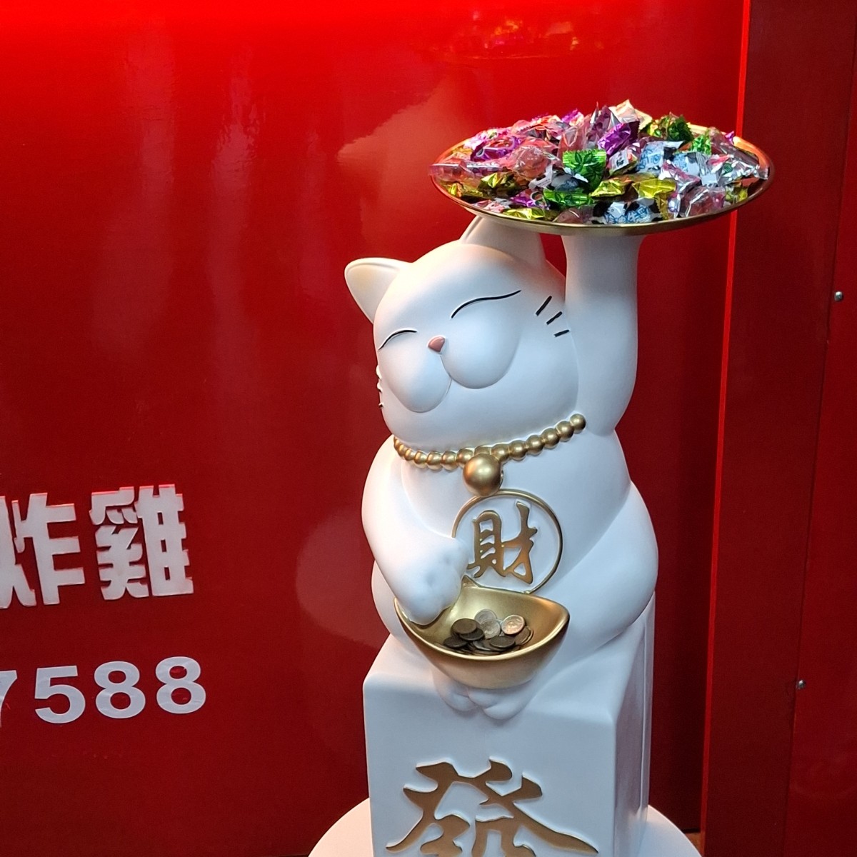 胖老爹美式炸雞 基隆中山復興店 の雰囲気の写真：可愛招財貓，上面零食可以吃的樣子 by美食肥之豬 