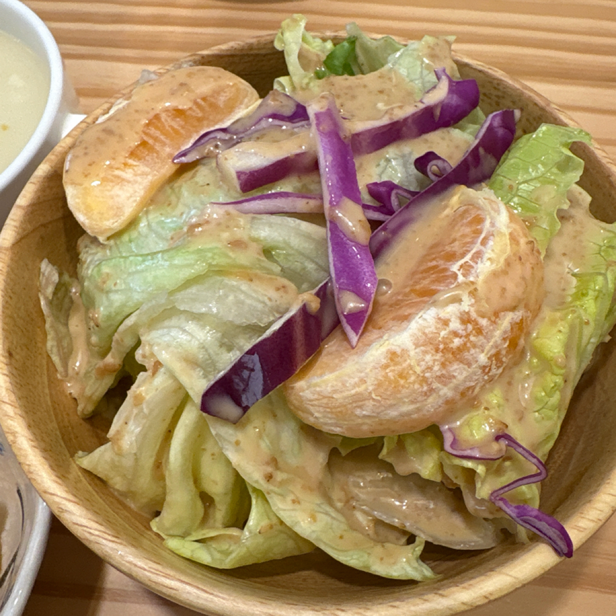 B.W義式料理 のレストランの写真：配菜沙拉
醬料可以選，我們選的是胡麻醬。
橘子搭上生菜清爽，但覺得略少（2人份）。 byLucille邊走邊吃 