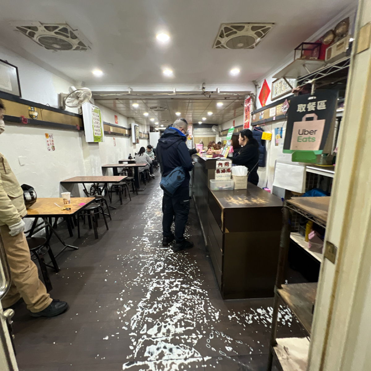 Vibe image of 食來運轉: 店裡 shot by 動吃動吃動吃