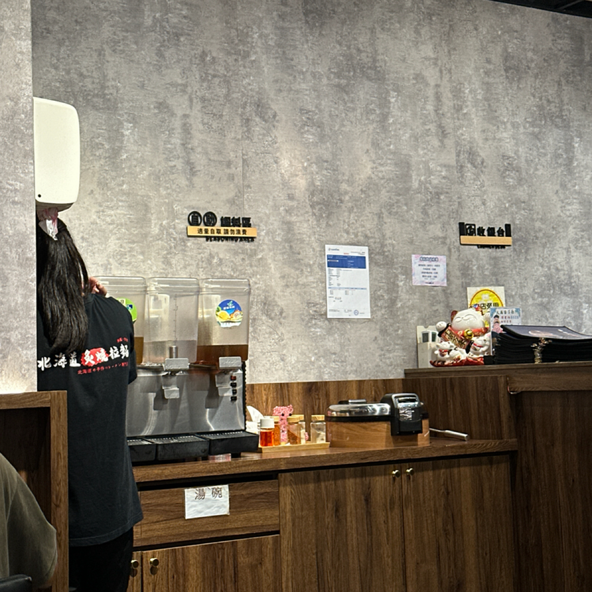 北海道炙燒拉麵 集美店 の雰囲気の写真：飲料跟湯可以自行取用不用加錢 byYY 