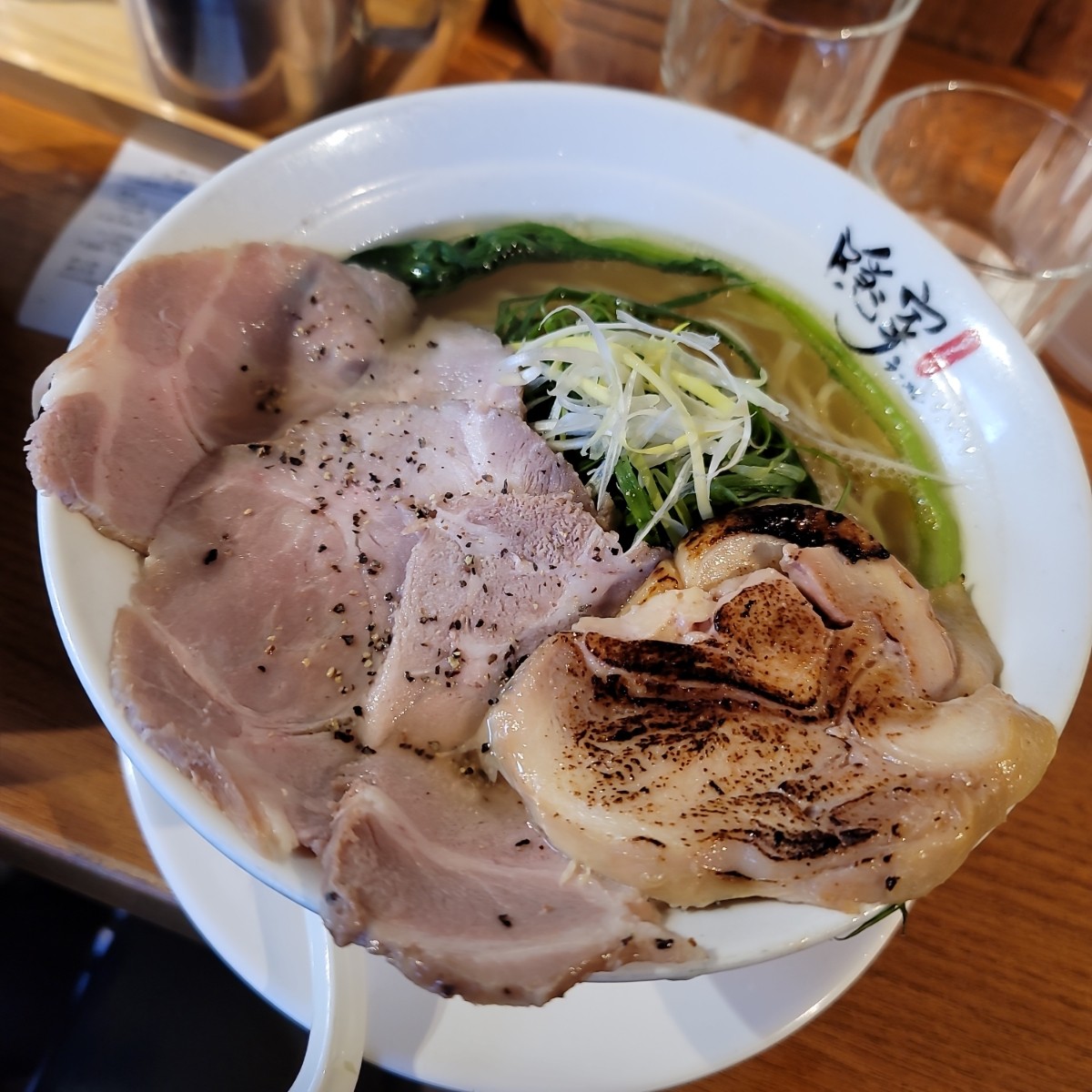 隱家拉麵 赤峰店 のレストランの写真：$230 黃金雞湯拉麵(豬) by我愛說實話 