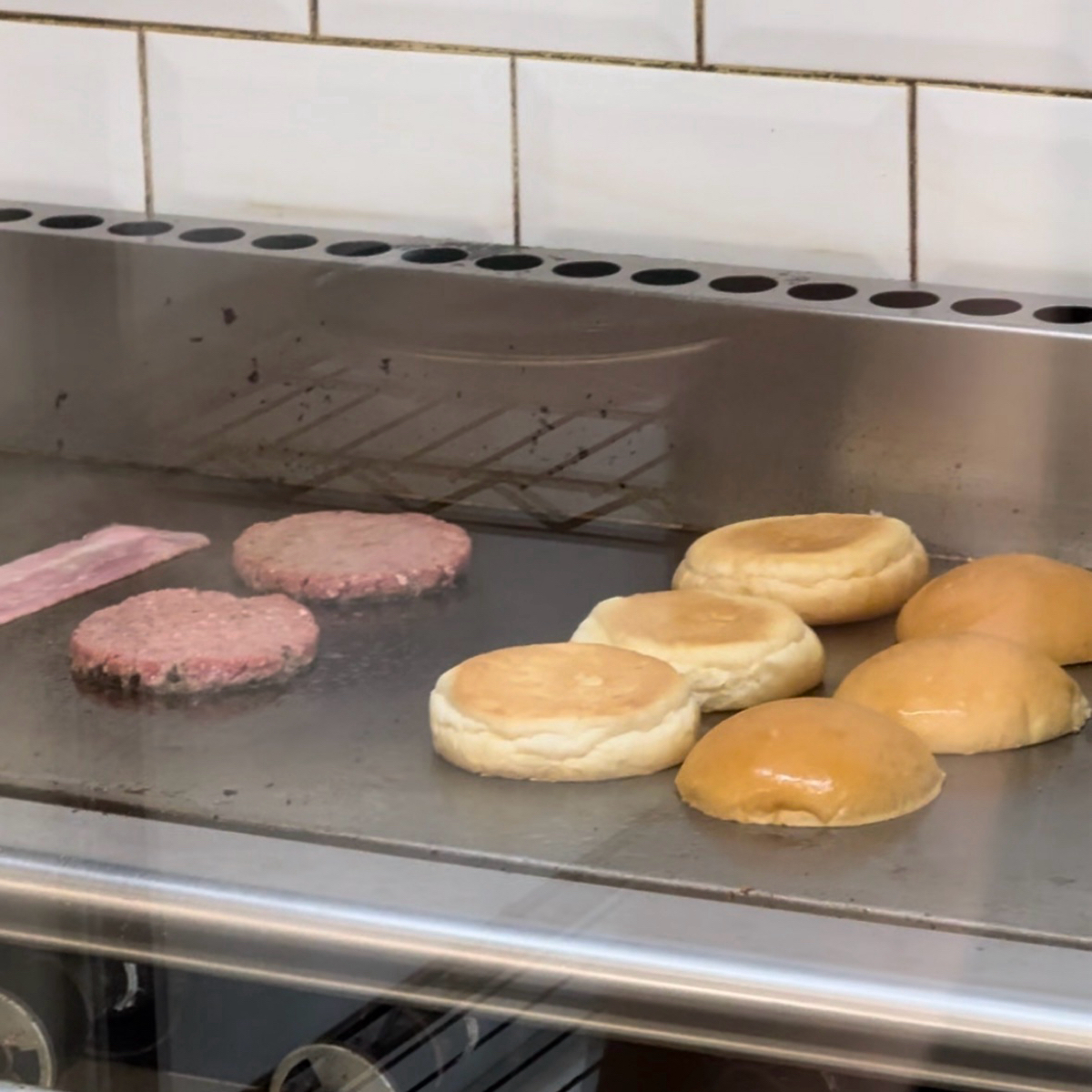 Burger bar のレストランの写真：漢堡包會先煎很讚 bybbeeeat 