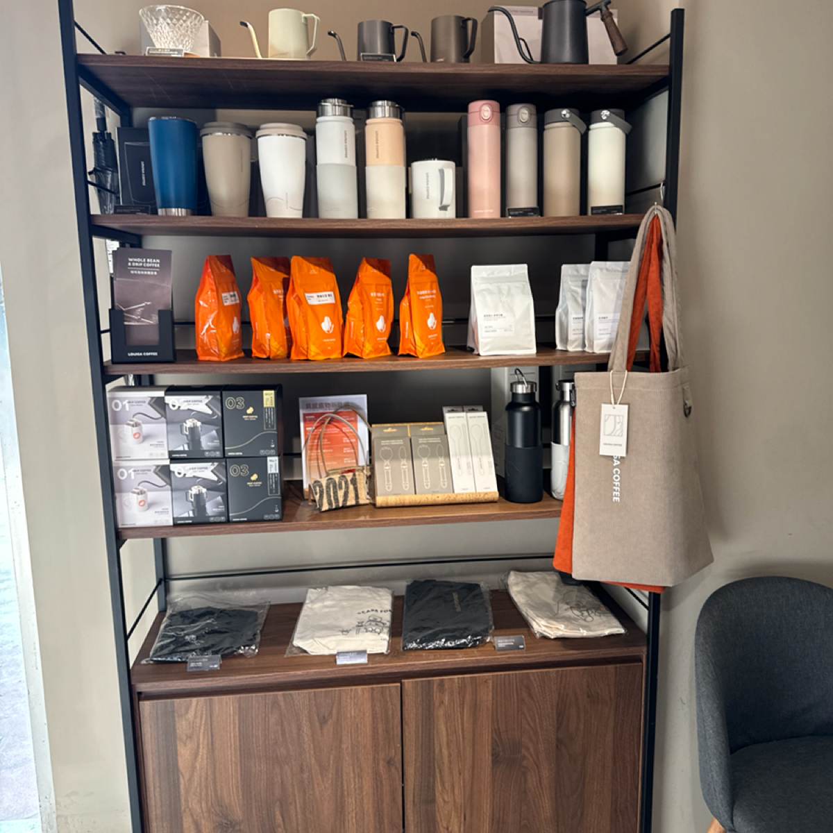 LOUISA COFFEE 部立桃園醫院門市 の雰囲気の写真：可購買品牌小物 by食、動、健康 