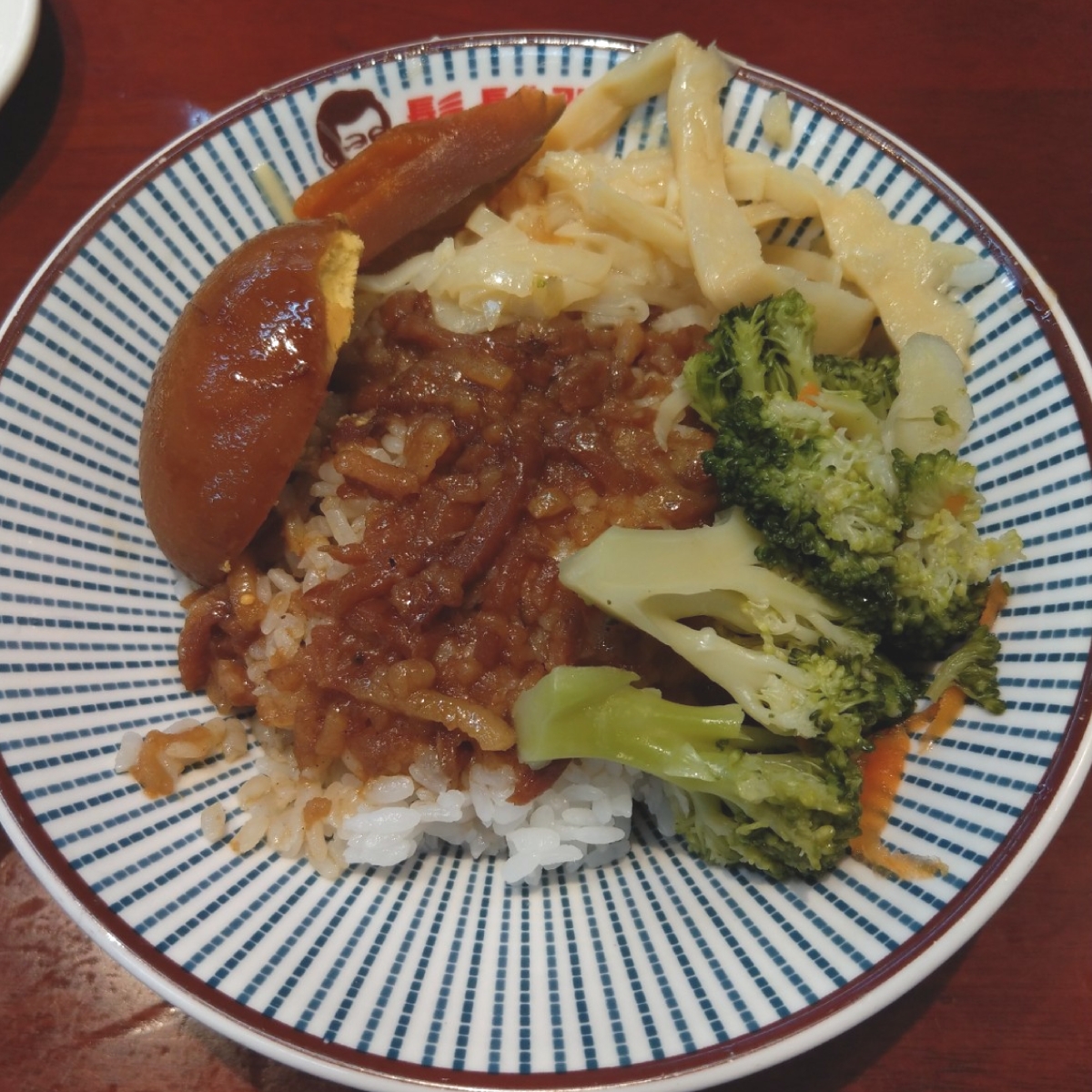鬍鬚張 新店碧潭店 のレストランの写真：飄香魯肉飯（大）$82
豪華版的滷肉飯 byIN老師 