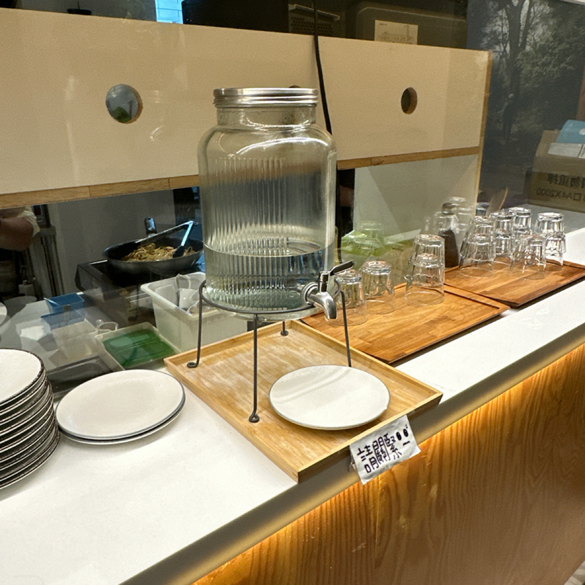 Vibe image of Come True Coffee 台北西門店: 旁邊有飲水區 shot by 阿波卡
