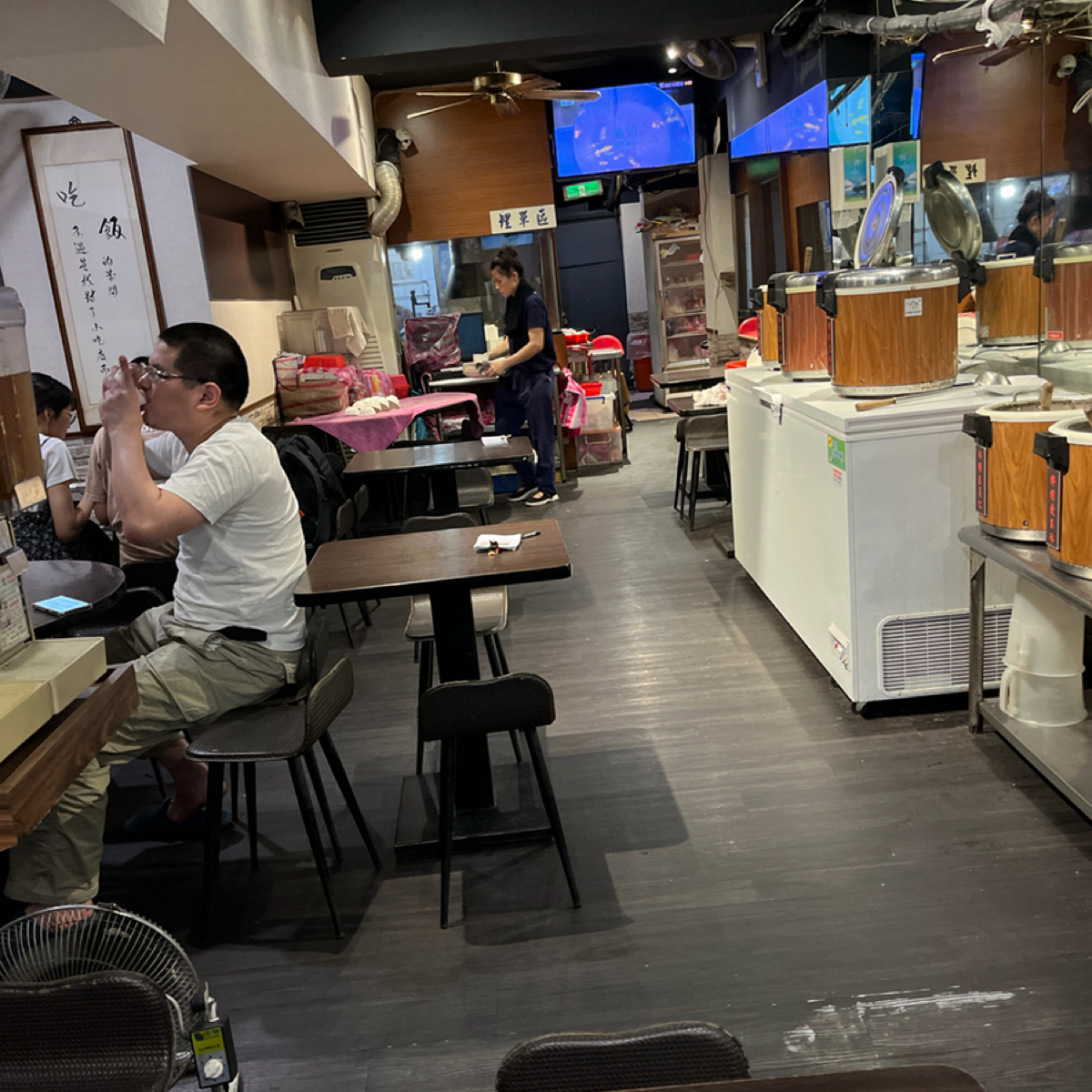 Vibe image of 笑嘻嘻港式現炒飯麵: 用餐區 拍歪了 shot by 我要被當了